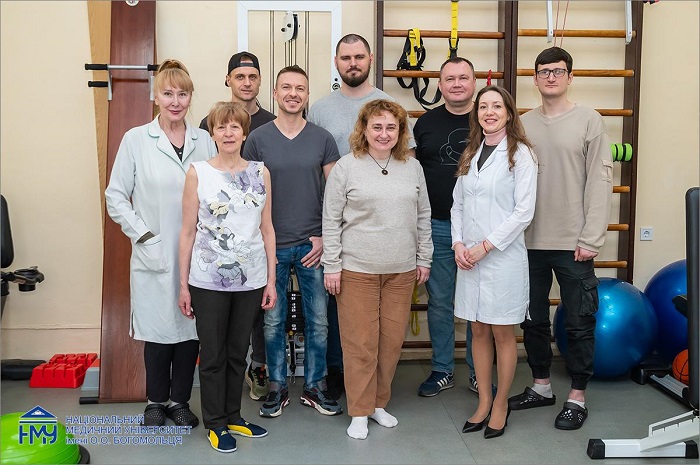 Як зберегти здоров’я спини під час сидячої роботи: поради лікарів Університетської клініки