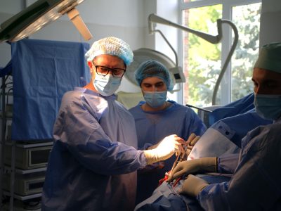 В Університетській клініці виконують складні ортопедичні операції українським Захисникам